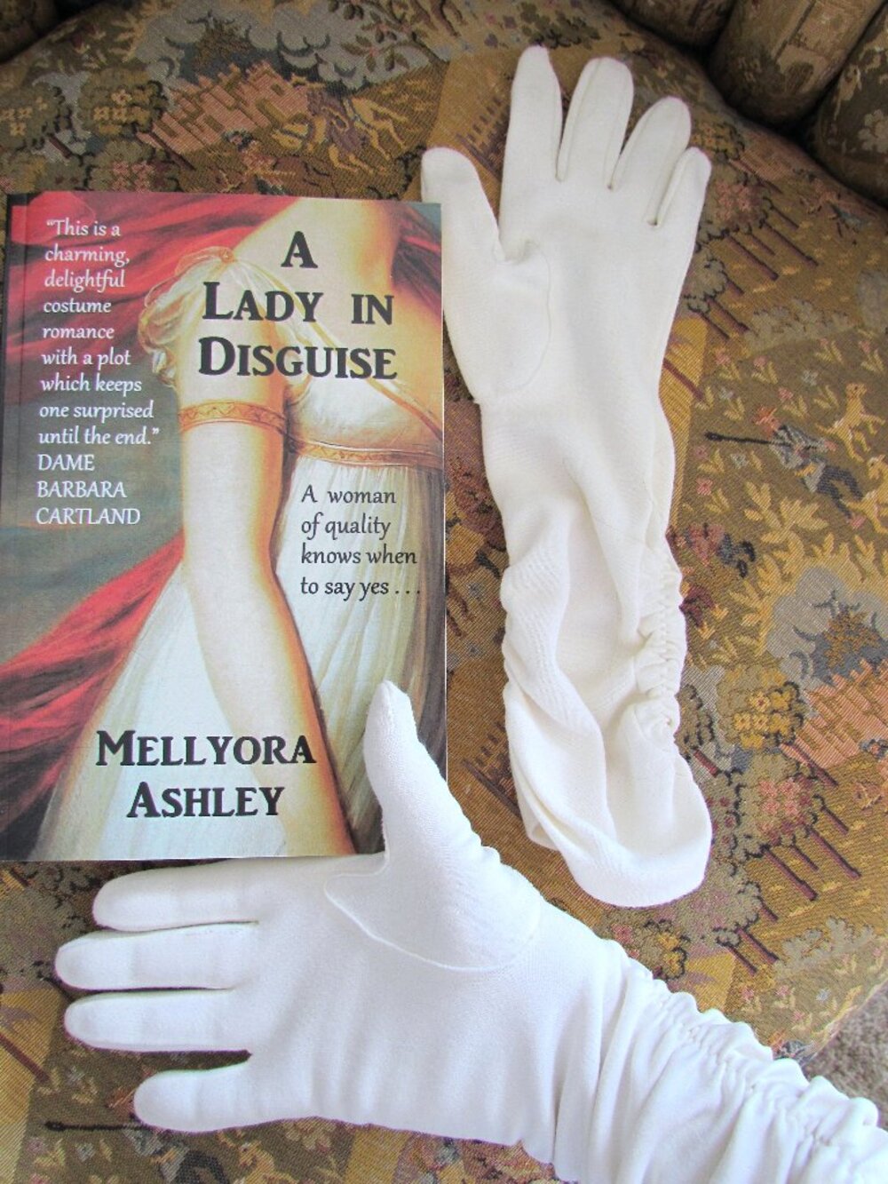 WHITE GLOVES for SMALL WOMEN'S HANDS & LARGE GIRL'S, ELEGANT VINTAGE 1950s